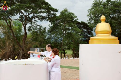 ภาพ No.261891:วันที่ 14 ตุลาคม พ.ศ. 2568 พิธีกลั่นแผ่นดิน โปรยทรายตอกเสาเข็มมหามงคลต้นแรก  สร้างองค์พระเจดีย์และจุดประทีปถวายเป็นพุทธบูชา ณ ศูนย์ปฏิบัติธรรมชัยนาท ต.ธรรมามูล อ.ชัยนาท จ.ชัยนาท