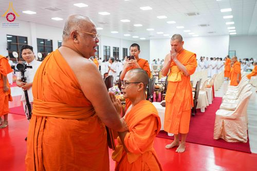 ภาพ No.315524:วันพุธที่ 25 มีนาคม พ.ศ. 2569 พิธีบำเพ็ญกุศล คุณพ่อณรงค์ จินตมากุล  สิริอายุ 99 ปี 11 เดือน โยมบิดา พระครูปลัดรัตนวีรวัฒน์ (รังสฤษดิ์ อิทฺธิจินตโก) ที่ปรึกษาเจ้าคณะจังหวัดปทุมธานี เจ้าอาวาสวัดพระธรรมกาย  ณ ห้องปลูกศรัทธา 2 วัดพระธรรมกาย ปทุมธานี