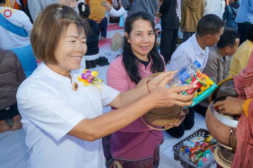 ภาพ No.106811:พิธีตักบาตรพระ ๒๐๐ รูป  "สร้างบุญใหญ่ ส่งท้ายปีเก่า ต้อนรับปีใหม่ ๒๕๖๗" วันอาทิตย์ที่ ๓๑ ธันวาคม ๒๕๖๖ ณ ถนนหน้าที่ว่าการอำเภอภูเรือ อำเภอภูเรือ จังหวัดเลย