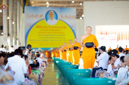 ภาพ No.177582:พิธีตักบาตรและพิธีบูชาข้าวพระ ในวันอาทิตย์ต้นเดือนที่ 1 ธันวาคม พ.ศ. 2567 ณ สภาธรรมกายสากล วัดพระธรรมกาย