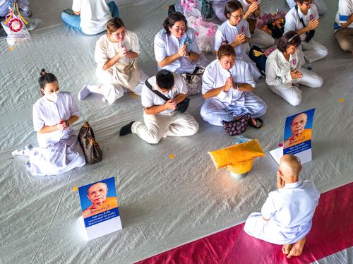 ภาพ No.62737:พิธีขอขมามอบผ้าไตร ในโครงการอุปสมบทหมู่ บูชาธรรมหลวงพ่อธัมมชโย พ.ศ.2567  โครงการอุปสมบทหมู่ธรรมทายาท ระดับอุดมศึกษา รุ่นที่51 (ภาคฤดูร้อน) โครงการบวชพระนานาชาติ AEC และ WAB รุ่นผู้บริหาร(รุ่นที่2) ณ ลานธรรม พระมหาธรรมกายเจดีย์ วันที่ 13 เมษายน พ.ศ. 2567