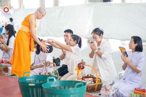 ภาพ No.145666:พิธีตักบาตรโครงการบรรพชาสามเณร โรงเรียนนานาชาติ รุ่นที่ 13 ณ มหารัตนวิหารคด 9 วัดพระธรรมกาย วันเสาร์ที่ 20 กรกฎาคม พ.ศ. 2567