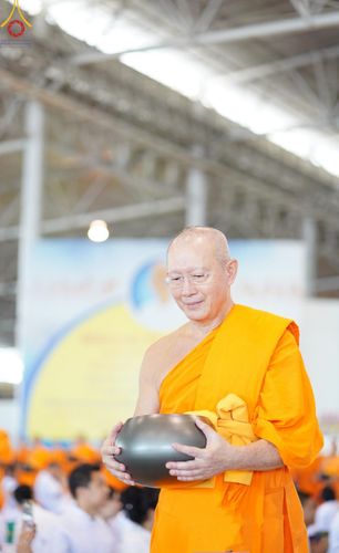 ภาพ No.139071:พิธีตักบาตร , พิธีบูชาข้าวพระ ณ ห้องแก้วสารพัด 1 สภาธรรมกายสากล วัดพระธรรมกาย วันอาทิตย์ต้นเดือนที่ 2 มิถุนายน พ.ศ. 2567