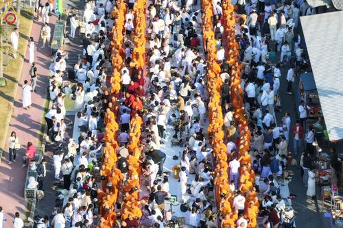 ภาพ No.184726:พิธีตักบาตรพระ 10,000 รูป ครั้งที่ 3 เนื่องในโอกาส 193 ปี จังหวัดกาญจนบุรี อุทิศส่วนกุศลให้แด่บรรพชน และเพื่อช่วยเหลือผู้ประสบภัยพิบัติต่างๆ วันเสาร์ที่ 21 ธันวาคม พ.ศ. 2567