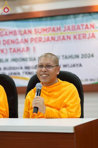 ภาพ No.227526:วันที่ 30 พฤษภาคม พ.ศ. 2568 สันติสุขจากสมาธิ แผ่ไพศาลในแดนอิเหนา : พระสงฆ์ไทยเยือนวิทยาลัยราเดนวิจายา อินโดนีเซีย