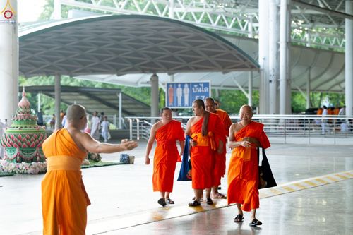 ภาพ No.235940:วันที่ 3 สิงหาคม พ.ศ. 2568 ภาพบรรยากาศ การต้อนรับปฎิสันถาร ของคณะสงฆ์ ในวันสมาธิโลก พิธีถวายมหาสังฆทาน 2,000 กว่าวัด ณ วัดพระธรรมกาย