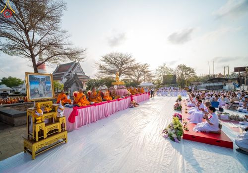 ภาพ No.58124:พิธีตักบาตรพระภิกษุและสามเณร 180 รูป ณ ลานองค์พระสมุทรเจดีย์ จ.สมุทรปราการ วันเสาร์ที่ 27 เมษายน พ.ศ. 2567