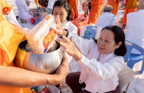 ภาพ No.276921:วันเสาร์ที่ 6 ธันวาคม พ.ศ. 2568 พิธีตักบาตรพระ 1,000 รูป อุทิศถวายพระราชกุศลสมเด็จพระนางเจ้าสิริกิติ์ พระบรมราชินีนาถ พระบรมราชชนนี พันปีหลวง และ ทำบุญเมืองลำปาง ครบรอบ 1,345 ปี ณ ลานพระบรมราชานุสาวรีย์สมเด็จพระนเรศวรมหาราชนครลำปาง อ.เกาะคา จ.ลำปาง