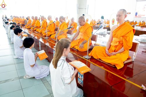 ภาพ No.234847:วันศุกร์ที่ 25 กรกฎาคม พ.ศ. 2568 (วันพระ แรม 15 ค่ำ เดือน 8) พิธีบุพเปตพลี ครั้งที่ 167 ร่วมอุทิศบุญแด่หมู่ญาติที่ล่วงลับไปแล้ว และสืบทอดอายุพระพุทธศาสนา ณ หอฉันคุณยายอาจารย์ฯ วัดพระธรรมกาย