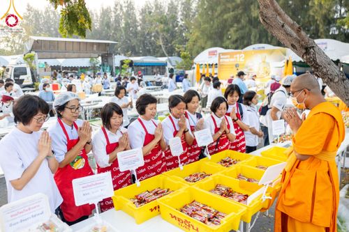 ภาพ No.111011:พิธีถวายภัตตาหารเป็นสังฆทาน แด่คณะพระธรรมยาตราฯ ในโครงการธรรมยาตรา กตัญญูบูชา มหาปูชนียาจารย์ พระมงคลเทพมุนี(สด จนฺทสโร) พระผู้ปราบมาร อนุสรณ์สถาน 7 แห่ง ปีที่ 12 วันที่ 13 มกราคม พ.ศ. 2567 ณ อนุสรณ์สถานมหาวิหารพระมงคลเทพมุนี  (โลตัสแลนด์) อ.สองพี่น้อง จ