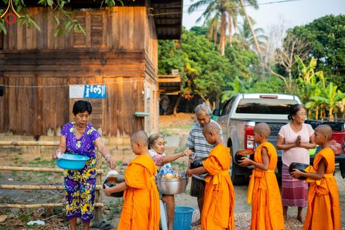 ภาพ No.62257:Photo Story  มหัศจรรย์วัดดงดินแดง Episode 4 กิจกรรมตักบาตรฉลองพระ-เณรกว่า 500 รูป