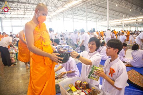 ภาพ No.133828:พิธีตักบาตร ข้าวสารอาหารแห้ง ณ บ้านแก้วเรือนทองคุณยายฯ สภาธรรมกายสากล วัดพระธรรมกาย วันอาทิตย์ต้นเดือนที่ 7 เมษายน พ.ศ. 2567