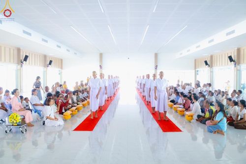 ภาพ No.186463:พิธีตัดปอย ปลงผม เวียนประทักษิณ  มอบบาตรผ้าไตร ขอขมาผู้ปกครอง และพิธีบรรพชาอุปสมบท  โครงการอุปสมบทหมู่บูชาธรรมมหาปูชนียาจารย์  ประจำปี 2567 ณ ศูนย์ปฏิบัติธรรมภาคใต้และวัดคงคาเลียบ อ.บางกล่ำ จ.สงขลา วันอาทิตย์ที่ 8 ธันวาคม พ.ศ. 2567