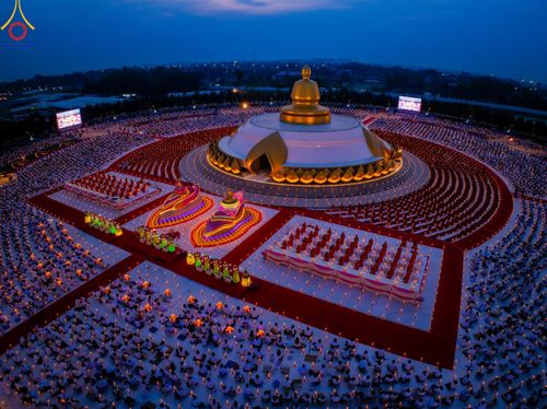 ภาพ No.200613:พิธีจุดประทีปถวายเป็นพุทธบูชา และบูชาธรรมมหาปูชนียาจารย์ ณ อนุสรณ์สถานบางปลา วัดบางปลา อำเภอบางเลน จังหวัดนครปฐม ในโครงการธรรมยาตรา กตัญญูบูชา มหาปูชนียาจารย์ พระมงคลเทพมุนี(สด จนฺทสโร) พระผู้ปราบมาร อนุสรณ์สถาน 7 แห่ง ปีที่ 13 วันที่ 23 มกราคม พ.ศ. 2568