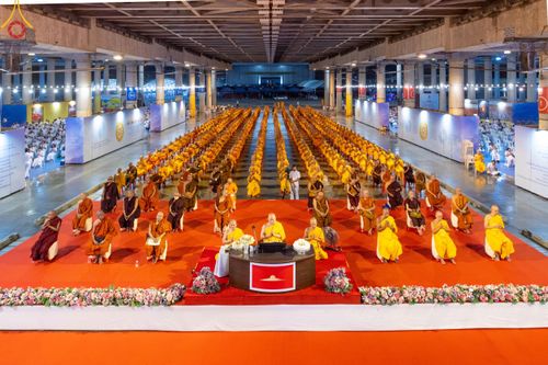 ภาพ No.59885:คณะสงฆ์และสาธุชนร่วมใจกัน สวดมนต์บทธัมมจักกัปปวัตนสูตร ครบ 6,315,808,080 จบ และจุดประทีปแปรอักษร ถวายเป็นพุทธบูชา เนื่องในวาระ "ฉลองอายุวัฒนมงคล 80 ปี หลวงพ่อธัมมชโย" ณ ลานธรรม มหารัตนวิหารคด วัดพระธรรมกาย