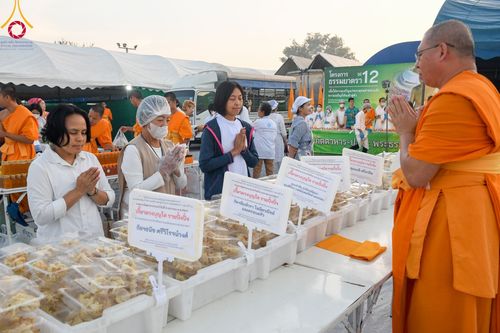 ภาพ No.108095:พิธีถวายภัตตาหารเป็นสังฆทาน แด่คณะพระธรรมยาตราฯ ในโครงการธรรมยาตรากตัญญูบูชา มหาปูชนียาจารย์ พระมงคลเทพมุนี(สด จนฺทสโร) พระผู้ปราบมาร อนุสรณ์สถาน 7 แห่ง ปีที่ 12 วันที่ 8 มกราคม พ.ศ. 2567 ณ อนุสรณ์สถานมหาวิหารพระมงคลเทพมุนี (โลตัสแลนด์) อ.สองพี่น้อง จ.สุ