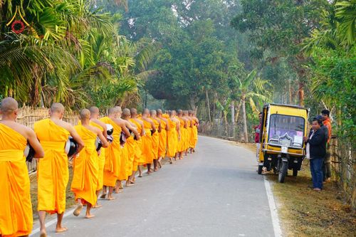 ภาพ No.76390:คณะสงฆ์และสามเณรบิณฑบาต ประเทศบังกลาเทศ วันที่ 11 กุมภาพันธ์ พ.ศ. 2566