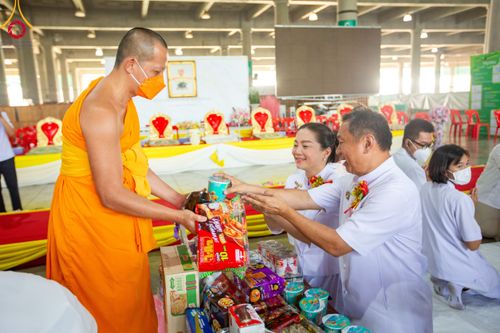 ภาพ No.115478:พิธีตักบาตรฉลองพระใหม่ ในโครงการอุปสมบทหมู่บูชาธรรม 115 ปี คุณยายอาจารย์มหารัตนอุบาสิกาจันทร์ ขนนกยูง วันที่ 19  มกราคม พ.ศ. 2567 ณ มหารัตนวิหารคด วัดพระธรรมกาย