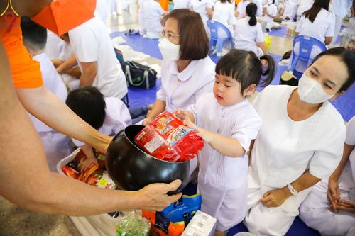 ภาพ No.89454:พิธีตักบาตร ข้าวสารอาหารแห้ง พิธีบูชาข้าวพระ และพิธีจุดเทียนใจ ไฟนิรันดร์  อนันตชัย ณ สภาธรรมกายสากล วัดพระธรรมกาย วันอาทิตย์ที่ 1 ตุลาคม พ.ศ. 2566