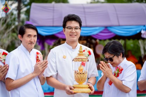 ภาพ No.255477:วันที่ 13 ตุลาคม พ.ศ. 2568 พิธีบรรจุพระบรมสารีริกธาตุ ผูกผ้า 7 สี เพื่อความเป็นสิริมงคล  และ ยกช่อฟ้า ประดิษฐานบนหลังคาอุโบสถวัดทุ่งเจริญธรรม ถวายบูชาธรรม 81 ปี หลวงพ่อธัมมชโย โดยคณะศิษยานุศิษย์ ณ วัดทุ่งเจริญธรรม อ.อมก๋อย จ.เชียงใหม่