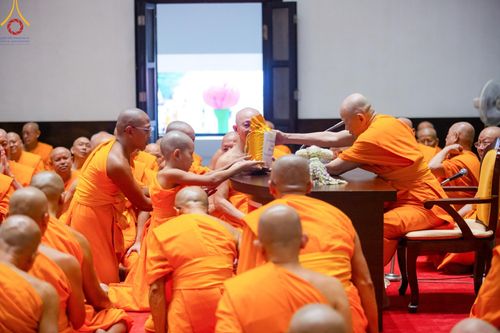 ภาพ No.162344:วันมหาปวารณาออกพรรษา วันพฤหัสบดีที่ 17 ตุลาคม พ.ศ. 2567 (ขึ้น 15 ค่ำ เดือน 11 ) ณ อุโบสถ วัดพระธรรมกาย