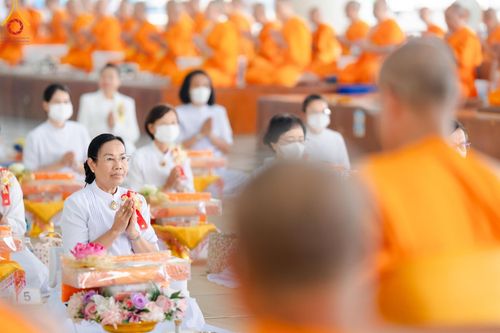 ภาพ No.205688:พิธีสวดพระพุทธมนต์ และถวายภัตตาหารเมนูสวรรค์แด่พระภิกษุ สามเณร วันจันทร์ที่ 3 กุมภาพันธ์ พ.ศ. 2568 ณ หอฉันคุณยายอาจารย์ฯ วัดพระธรรมกาย