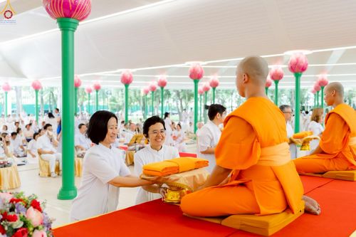 ภาพ No.227706:วันเสาร์ที่ 31 พฤษภาคม พ.ศ.2568 พิธีถวายผ้าไตรแด่สามเณรผู้เข้ารับการอุปสมบท , พิธีอุปสมบทสามเณรเตรียม DCI วัดพระธรรมกาย จ.ปทุมธานี