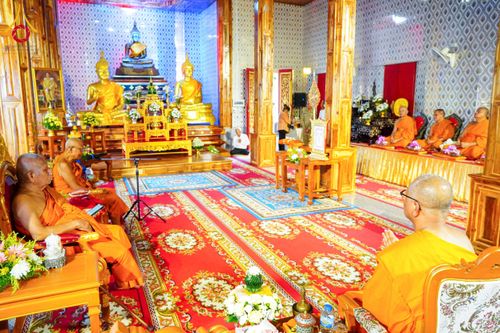 ภาพ No.146699:พิธีต้อนรับสัญญาบัตร พัดยศ ผ้าไตร ในโอกาสที่พระบาทสมเด็จพระเจ้าอยู่หัว ทรงพระกรุณาโปรดพระราชทานสัญญาบัตรตั้งสมณศักดิ์ พระวิมลศาสนวิเทศ (สำรวจ กมโล) เจ้าอาวาสวัดไทยนอร์เวย์ เป็นพระราชาคณะชั้นราช ในราชทินนามที่ “พระราชวชิรศาสนวิเทศ”