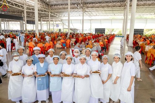 ภาพ No.60220:คณะสงฆ์ 10,000 กว่าวัดฉันภัตตาหารเพล ในวันคุ้มครองโลก วันจันทร์ที่ 22 เมษายน พ.ศ. 2567 ณ สภาธรรมกายสากล วัดพระธรรมกาย