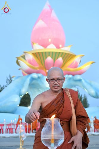 ภาพ No.250455:วันอังคารที่ 7 ตุลาคม พ.ศ. 2568 พิธีจุดประทีปบูชาพระรัตนตรัย ณ ลานธรรมปทุมรัตน์ธรรมเจดีย์ พุทธอุทยานนานาชาติ อ.โพนพิสัย จ.หนองคาย