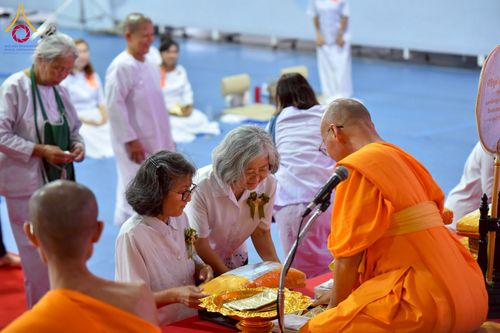 ภาพ No.238103:วันอังคารที่ 12 สิงหาคม พ.ศ. 2568 กิจกรรมวันแม่แห่งชาติ พิธีเปิดห้องปฎิบัติธรรม "กลางใส ใจสว่าง" (World Inner Peace Meditation Room) พิธีลูกกราบคุณแม่-คุณพ่อ พิธีทอดผ้าป่ากองทุนเลี้ยงพระ&กฐิน 30,000 วัด(บูชาธรรมหลวงพ่อ) พิธีไถ่โคท้อง 2 ตัว  ณ วิหารคด 2 ว