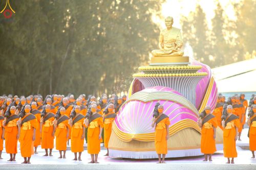 ภาพ No.104399:พระธรรมยาตราร่วมปฏิบัติธรรม และถ่ายภาพหมู่ประวัติศาสตร์ หน้ามหาวิหารพระมงคลเทพมุนี วันที่ 27 ธันวาคม พ.ศ. 2566