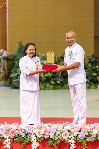 ภาพ No.124645:พิธีมอบโล่วัชรเกียรติยศ โครงการตอบปัญหาศีลธรรมเพื่อสันติภาพโลก (World-PEC) ต่างประเทศ ครั้งที่ 17 ณ ห้องแก้วสารพัดนึก 1 วัดพระธรรมกาย ในวันมาฆบูชา เสาร์ที่ 24 กุมภาพันธ์ พ.ศ. 2567