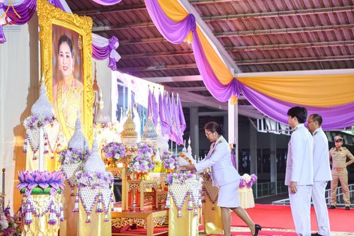 ภาพ No.138968:กิจกรรมเฉลิมพระเกียรติ สมเด็จพระนางเจ้าฯ พระบรมราชินี เนื่องในโอกาสวันเฉลิมพระชนมพรรษา พิธีเจริญพระพุทธมนต์ , ทำบุญตักบาตรพระสงฆ์ ถวายพระราชกุศล , พิธีถวายเครื่องราชสักการะ , และพิธีจุดเทียนถวายพระพรชัยมงคล วันที่ 3 มิถุนายน พ.ศ. 2567 ณ อาคารโถงช้าง วัดพ