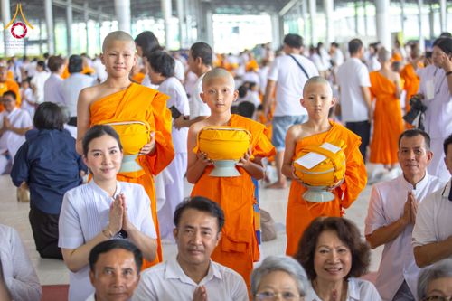 ภาพ No.134984:พิธีถวายบาตรแด่นาคธรรมทายาท ในโครงการบรรพชาสามเณรฟื้นฟูพระพุทธศาสนาทั่วไทย ณ สภาธรรมกายสากล วัดพระธรรมกาย จ.ปทุมธานี วันเสาร์ที่ 6 เมษายน พ.ศ. 2567