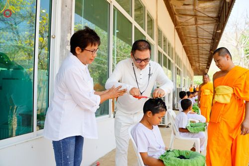 ภาพ No.134849:พิธีตัดปอยผม พิธีขอขมารับผ้าไตร พิธีบรรพชา และพิธีถวายบาตร ในโครงการบรรพชาสามเณร ฟื้นฟูพระพุทธศาสนาทั่วไทย  ณ ศูนย์ปฏิบัติธรรมและศูนย์อบรมเยาวชนเพชรบุรี ต.ท่าแลง อ.ท่ายาง จ.เพชรบุรี