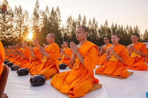 ภาพ No.192963:พิธีตักบาตรพระธรรมยาตรา ณ อนุสรณ์สถานคลองบางนางแท่น อ.สามพราน จ.นครปฐม ในโครงการธรรมยาตรา กตัญญูบูชา มหาปูชนียาจารย์ พระมงคลเทพมุนี(สด จนฺทสโร) พระผู้ปราบมาร อนุสรณ์สถาน 7 แห่ง ปีที่ 13 วันที่ 11 มกราคม พ.ศ.2568