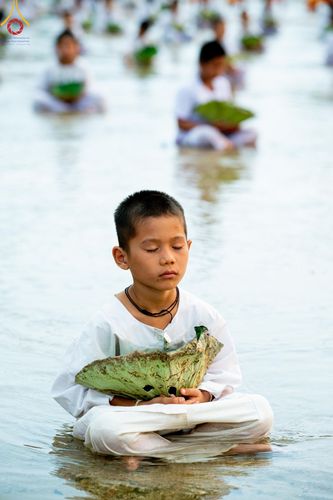 ภาพ No.63281:Photo Story  มหัศจรรย์วัดดงดินแดง Episode 1  พิธีปลงผมนาคธรรมทายาท  ในโครงการบรรพชาอุปสมบทหมู่ ฟื้นฟูพระพุทธศาสนาทั่วไทย วัดดงดินแดง ณ ลำน้ำแม่ตื่น อ.อมก๋อย จ.เชียงใหม่ วันที่ 2 เมษายน พ.ศ. 2567