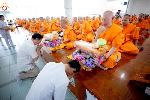 ภาพ No.174650:พิธีถวายภัตตาหารเมนูสวรรค์ เพื่อการบรรลุธรรม ณ หอฉันคุณยายอาจารย์ฯ วัดพระธรรมกาย วันที่ 23 พฤศจิกายน พ.ศ. 2567