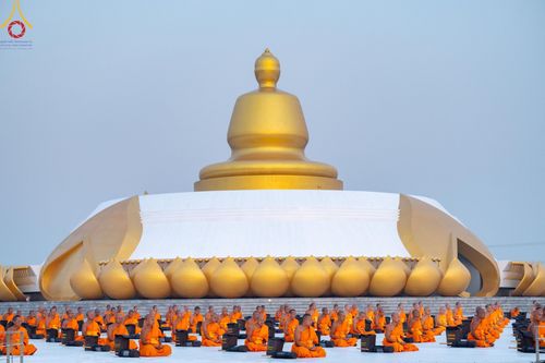 ภาพ No.198612:พระธรรมยาตราปฏิบัติธรรม และถ่ายภาพหมู่ประวัติศาสตร์ ณ อนุสรณ์สถานบางปลา วัดบางปลา อำเภอบางเลน จังหวัดนครปฐม ในโครงการธรรมยาตรา กตัญญูบูชา มหาปูชนียาจารย์ พระมงคลเทพมุนี(สด จนฺทสโร) พระผู้ปราบมาร อนุสรณ์สถาน 7 แห่ง ปีที่ 13 วันที่ 20 มกราคม พ.ศ. 2568