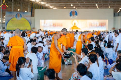 ภาพ No.92118:พิธีตักบาตร ในวันทอดกฐินสามัคคี ประจำปีพุทธศักราช 2566 วันอาทิตย์ต้นเดือนที่ 5 พฤศจิกายน พ.ศ. 2566 ณ สภาธรรมกายสากล วัดพระธรรมกาย จ.ปทุมธานี