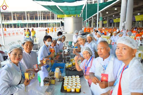 ภาพ No.219281:บรรยากาศการเดินทางเข้าวัดพระธรรมกาย , การต้อนรับปฏิสันถาร , การฉันภัตตาหารเช้า , การลงทะเบียนพระสังฆาธิการ  เนื่องในวันคุ้มครองโลก พิธีถวายมหาสังฆทานคณะสงฆ์ 40,000 กว่าวัดทั่วประเทศ ณ วัดพระธรรมกาย