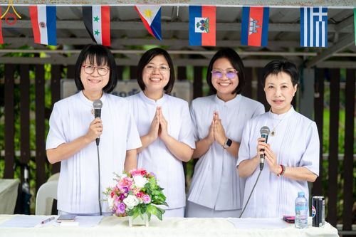ภาพ No.143886:พิธีตัดปอยผม โครงการอุปสมบทหมู่ พระธรรมทายาทนานาชาติ (ภาษาจีน) รุ่นที่ 19 วันอาทิตย์ที่ 7 กรกฎาคม พ.ศ. 2567 ณ สนามหญ้า หน้าบ้านแก้วอาสาสมัคร วัดพระธรรมกาย