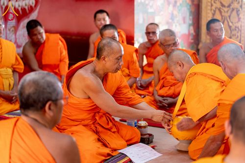 ภาพ No.275867:วันพุธที่ 3 ธันวาคม พ.ศ. 2568 พิธีบรรพชาอุปสมบท โครงการอุปสมบทบูชาธรรมมหาปูชนียาจารย์ ศูนย์อบรม : ศูนย์ส่งเสริมศีลธรรม จ.พะเยา ณ โบราณสถานพระธาตุจอมทอง และ โบสถ์กลางน้ำ วัดพระธาตุศรีโคมคำ อำเภอเมือง จังหวัดพะเยา