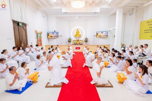 ภาพ No.252243:วันที่ 4-5 ตุลาคม พ.ศ. 2568  วัดพระธรรมกายแคลิฟอร์เนีย ประเทศสหรัฐอเมริกา ได้จัดพิธีตัดปอยผม โดยคณะสงฆ์ ญาติ ๆ และสาธุชน ให้กับนาคธรรมทายาท 8 ท่าน และได้จัดพิธีบรรพชา-อุปสมบท ฉลองพิธีทอดกฐินบรมจักรพรรดิ สร้างอุโบสถ 82 ปี บูชาธรรมหลวงพ่อธัมมชโย