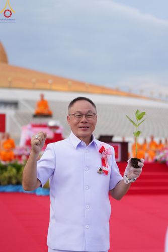 ภาพ No.160428:พิธีปลูกต้นทรัพย์บานชื่น ณ ลานธรรม พระมหาธรรมกายเจดีย์ วัดพระธรรมกาย จ.ปทุมธานี วันพฤหัสบดีที่ 10 ตุลาคม พ.ศ. 2567