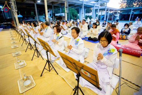 ภาพ No.194909:พิธีถวายภัตตาหารเป็นสังฆทาน แด่พระธรรมยาตรา ณ อนุสรณ์สถานมหาวิหารพระมงคลเทพมุนี (โลตัสแลนด์) อ.สองพี่น้อง จ.สุพรรณบุรี ในโครงการธรรมยาตรา กตัญญูบูชา มหาปูชนียาจารย์ พระมงคลเทพมุนี(สด จนฺทสโร) พระผู้ปราบมาร แห่ง ปีที่ 13 วันที่ 14 มกราคม พ.ศ.2568
