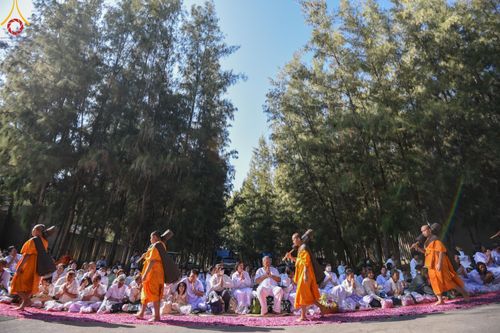 ภาพ No.193264:พิธีต้อนรับพระธรรมยาตรา ณ อนุสรณ์สถาน สถานที่เกิดในเพศสมณะ วัดสองพี่น้อง อำเภอสองพี่น้อง จังหวัดสุพรรณบุรี ในโครงการธรรมยาตรา กตัญญูบูชา มหาปูชนียาจารย์ พระมงคลเทพมุนี(สด จนฺทสโร) พระผู้ปราบมาร อนุสรณ์สถาน 7 แห่ง ปีที่ 13 วันที่ 11 มกราคม พ.ศ. 2568