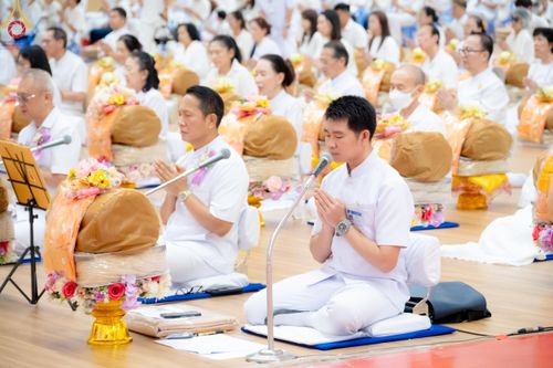 ภาพ No.180819:พิธีถวายภัตตาหารเมนูสวรรค์ และพิธีถวายอุปกรณ์กันหนาว แด่คณะพระภิกษุสามเณรวัดพระธรรมกาย วันอาทิตย์ที่ 8 ธันวาคม พ.ศ.2567 ณ สภาธรรมกายสากล วัดพระธรรมกาย