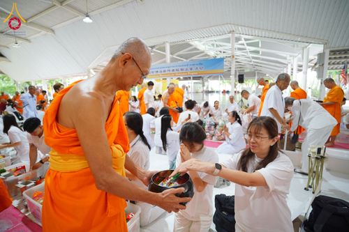 ภาพ No.144288:พิธีตักบาตรพระใหม่  โครงการบรรพชาอุปสมบทหมู่ ธรรมทายาทนานาชาติ (ภาษาจีน) ณ อาคารโถงช้าง วัดพระธรรมกาย วันอาทิตย์ที่ 14 กรกฎาคม พ.ศ. 2567